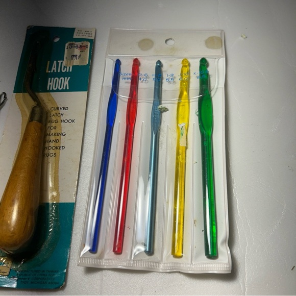 Latch Hook Tool Set with Wooden and Orange Handles - Picture 5 of 7